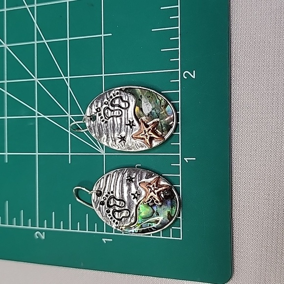 Footprints in the Sand Silver and Ablony Dangle Oval Earrings - Picture 6 of 6